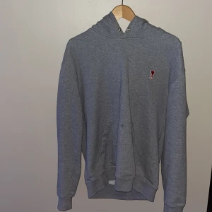 Ami Paris hoodie - Snygg ami hoodie skick 9/10. Hör av dig om du har några funderingar 🤙