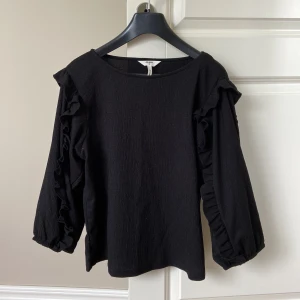 Volang topp🫧 - Säljer denna fina svarta volang topp från märket OBJECT. Superfint skick, inga konstigheter✨