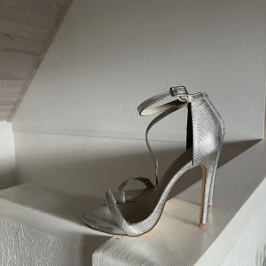 Klackar - Säljer dessa klackar då de stått i min garderob ett tag och endast använts en gång  - perfekta klacken för festligheter (framförallt nyår 🫶🏼) 150 kr 🤍