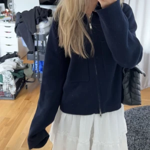 Åhlens kofta - Säljer min jättesnygga kofta från Åhléns. Inte mycket använd, jättebra skick! Slutsåld på hemsidan, nypris 600kr💞