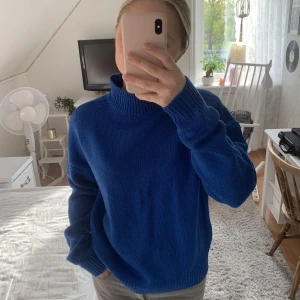 Marinblå stickad tröja - Säljer denhär då jag inte får dne till använding längre! Den är jätte skön och värmer 😊
