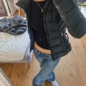 Rocketandblue jacka  - En jacka från rocketandblue köpt förra vintern av en tjej här på plick, säljer då den inte passar💗 inga defekter 
