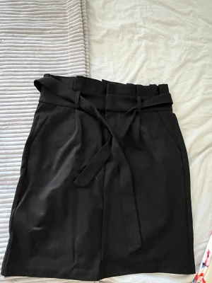 Kjol - Svart kjol från Veramoda! Knappt använd.  Väldigt fint skick. Köpare står för frakt!🖤