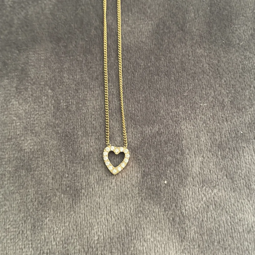 Glow heart halsband från Edblad. Har haft väldigt länge men har knappast använt så det är i väldigt bra skick. Det är gult guld med vita diamanter. Knäppte halsbandet Långstrump på 3e bilden. Nypris är 350kr. Pris kan diskuteras💕. Accessoarer.