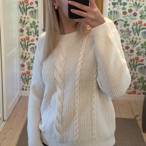 Stickad tröja - Mysig stickad tröja! Står ingen storlek, men passar bra på mig som är en S/M☺️