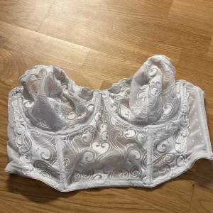 Korset vit - Har använt den typ 2ggr. Den har ett litet hål som man ser på sista bilden men annars inget problem 🥰