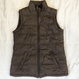 Väst - En jättefin brun väst som funkar bra till hösten. Jättebra skick, inga fel på plagget. 