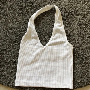 Topp - Söt halterneck topp, tajt i passformen!