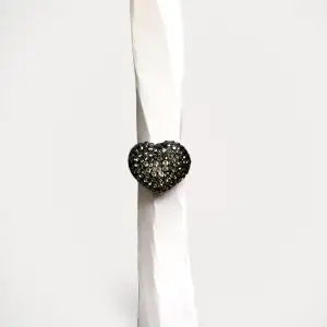 Ring från Rock by Sweden, modell Hjärta. Använd, men utan anmärkning. Design Laila Bagge  Storlek: S-L Material: Metall, stenar
