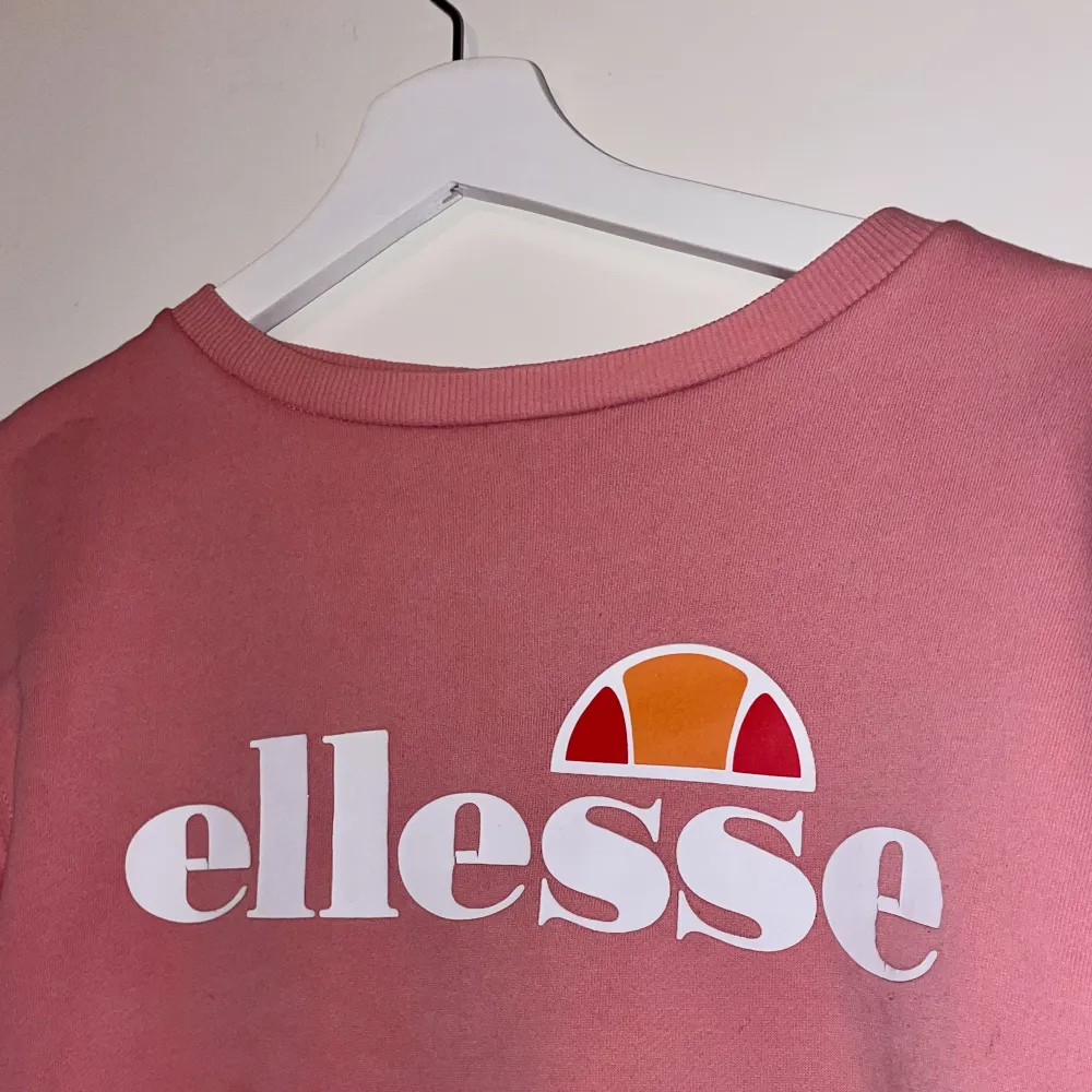 En Ellesse tröja / hoddie / sweatshirt i rosa färg. Pris kan diskuteras. Tröjor & Koftor.