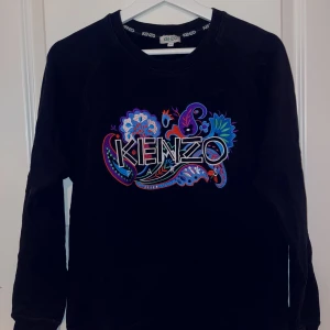 Kenzo tröja - Svart kenzo tröja med tryck. Bra skick! Pris kan diskuteras