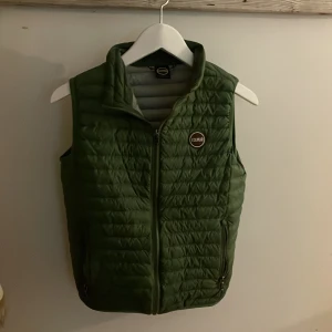 Colmar väst - Säljer nu min colmar väst Skick 7/10 matrialet har skurit säg av en liten del av västen. Ny pris 2200  Mitt pris 585