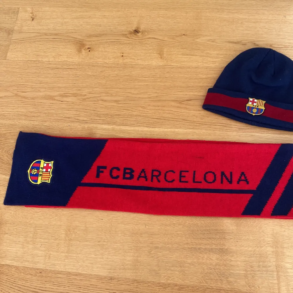 Säljer dessa Barca sätt som är köpt i Barcelona i ett Barcelona FCB store. Är äkta 🫶nästan helt oanvända. Seter kostar tsm 350 men separat 200 för mössan och 200 för halsduken❤️ pris går att diskutera.. Övrigt.