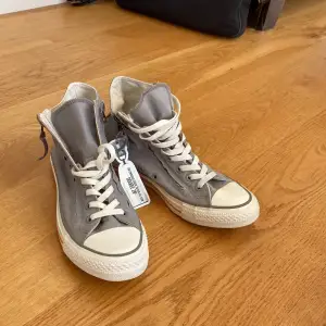 Helt oanvända converse skor prislappen är till och med kvar på skorna. 🫶