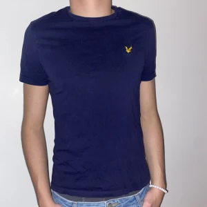 Lyle&Scott T-shirt  - En mörkblå Lyle&Scott t-shirt i storlek S och väldigt bra skick. Inga fläckar eller hål, knappt använd senaste halvåret. Säljer tröjan då jag växt ut den👍🏽