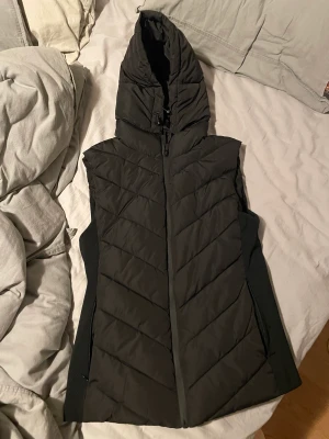 Zara väst - Säljer denna supersnygga väst då den tyvärr är för liten. Den är i storlek M men skulle mer säga att den passar som S. Den är aldrig använd endast testad och därför i nyskick. Den är köpt för 399kr. Hör av er vid intresse eller frågor!☺️