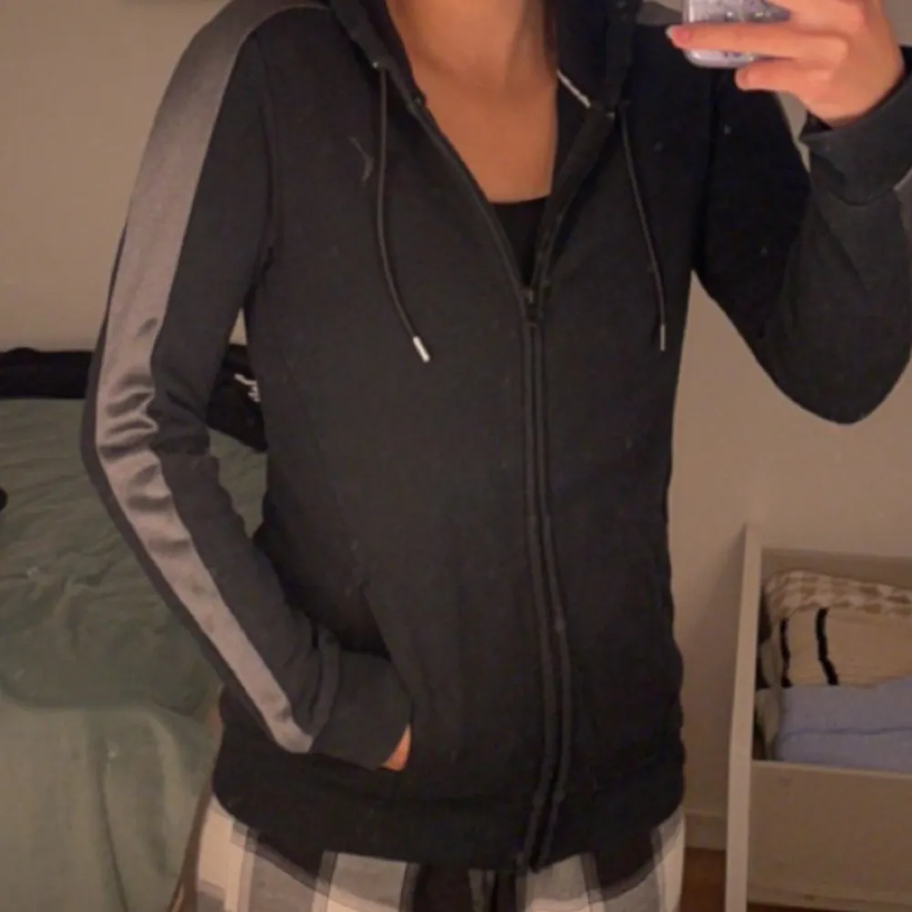 Puma zip-up hoodie i storlek XS i jätte fint skick :). Hoodies.