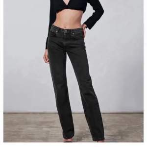 Så fina mid waist raka jeans från zara. Slitningdetalj längst ner men så bra skick. Priset kan diskuteras vid intresse. Bilden är lånad då de inte passar mig❤️‍🩹