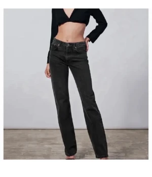 Zara mid waist jeans - Så fina mid waist raka jeans från zara. Slitningdetalj längst ner men så bra skick. Priset kan diskuteras vid intresse. Bilden är lånad då de inte passar mig❤️‍🩹