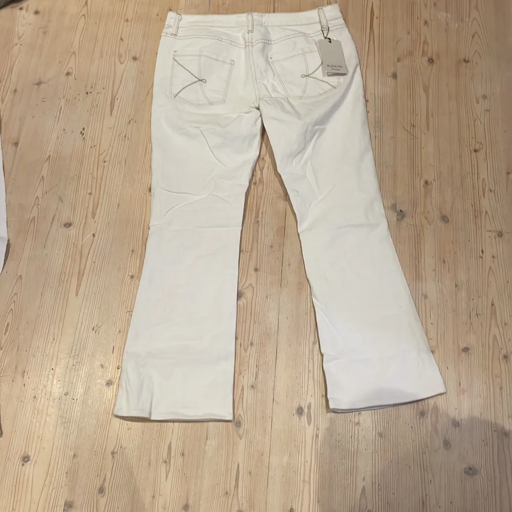 Low weist Boot cut jeans storlek 34 och har glitter detaljer. Dom är helt oanvända med lappen kvar. Köpta för 1200 men säljer för 500 men priset kan diskuteras . Jeans & Byxor.