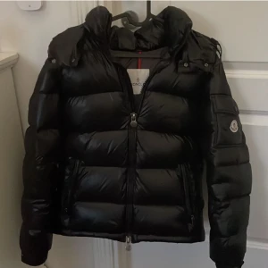 Moncler maya jacka 1(S)  - Super snygg i jättebra skick!💗 säljes då den är en anning stor för mig som bär xs och är smal i kroppen. Nypris är 15,000 och säljer billigare för jag inte har någon användning av jackan   -Vill bli av med så fort som möjligt☺️