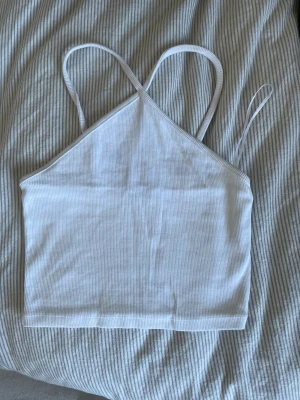 Zara linne - Säljer mitt fina zara linne som tyvärr inte har kommit till någon användning på sista tiden🩷Är som nytt och ser så fräscht ut på, Frakt tillkommer🙌🏼Storlek M men passar från XS - M då det är litet men stretchigt