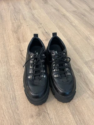 Skor tjock sula ASOS Designe HERR - Skorna är i bra skick och har köpt de för runt 1.5 år sen. 