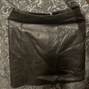 Black Skirt  - Säljer denna sexiga skin kjol för den passar inte mig längre, Strl S 