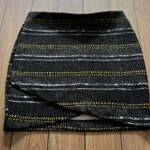 Kjol - Kort kjol i stretch. Tjockare material, så den passar kallare årstider. Som ny