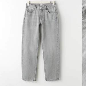 Ett par jätte fina jeans från Gina grå i storlek 34, har används ett par gånger men är i samma skick som när dom köptes. Pris kan diskuteras 