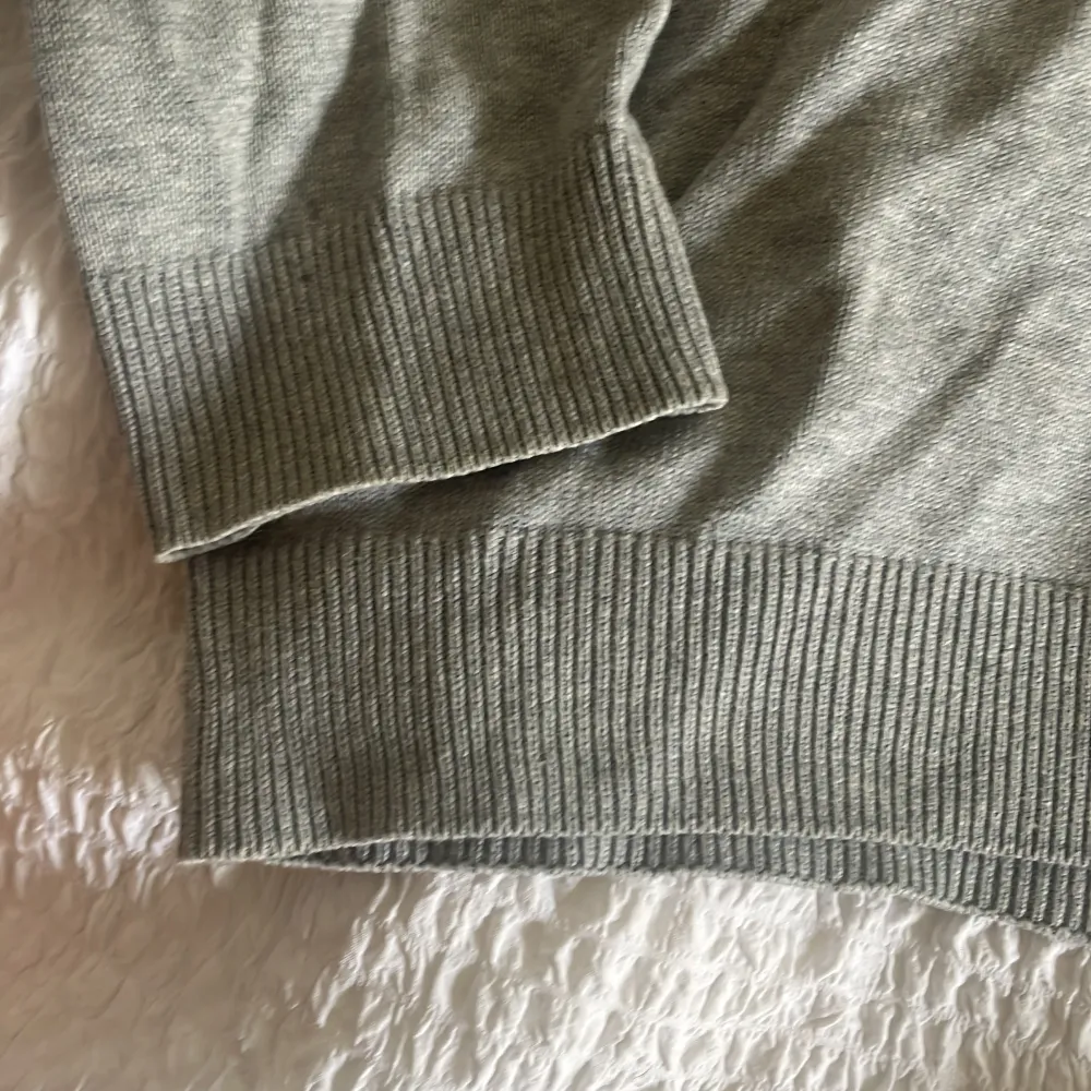 Säljer denna tröja från name it då den knappt är använd. Den är i storlek 11-12y men sitter som en xs , s.. Stickat.