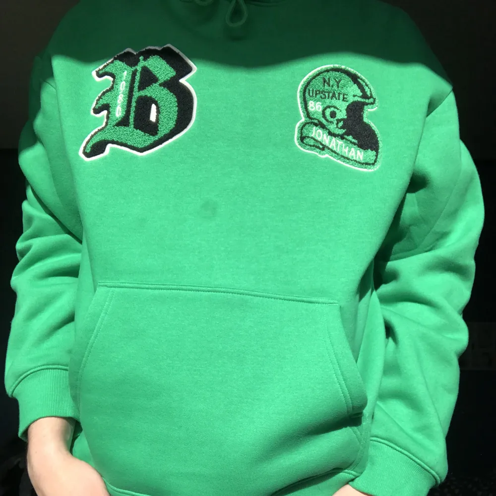 Riktigt fet hoodie, tröjan är helt ny, aldrig använd och aldrig tvättad, nypris 399kr.. Hoodies.