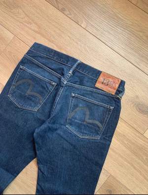 Vintage Mörkblåa Evisu Jeans med svart logga på bakfickor, W30 L32. PM för mer bilder och eventuellt frågor⭐️