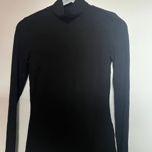Polotröja  - Ribbad polotröja i tunnare material från Nelly. Storlek s, inköp för ca 250kr. (Skriv för mer bilder)