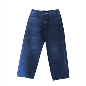 baggy skater jeans - säljer mina ascoola blåa baggy jeans som inte kommer till mycket användning längre, bra skick förutom att den är lite sliten vid foten. skulle rekommendera för folk under 165cm. kolla bild 3 för bättre bilder på jeansen (mina egna bilder)