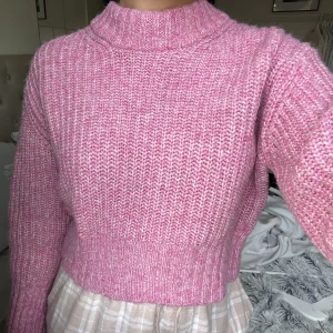 Rosa stickad tröja  - Rosa stickad tröja från Gina tricot använd 2 gånger, nypris 300kr. Frakt tillkommer på 62kr🩷