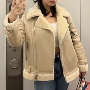 gräddvit pilotjacka med foder - supersnygg och varm, använt endast ett fåtal gånger. nypris 839kr