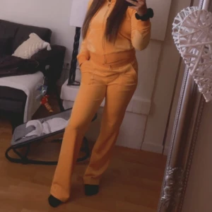 Juicy couture  - Använd 1 gång. Så den är som ny. Storlek m i hoodie & s i byxor 