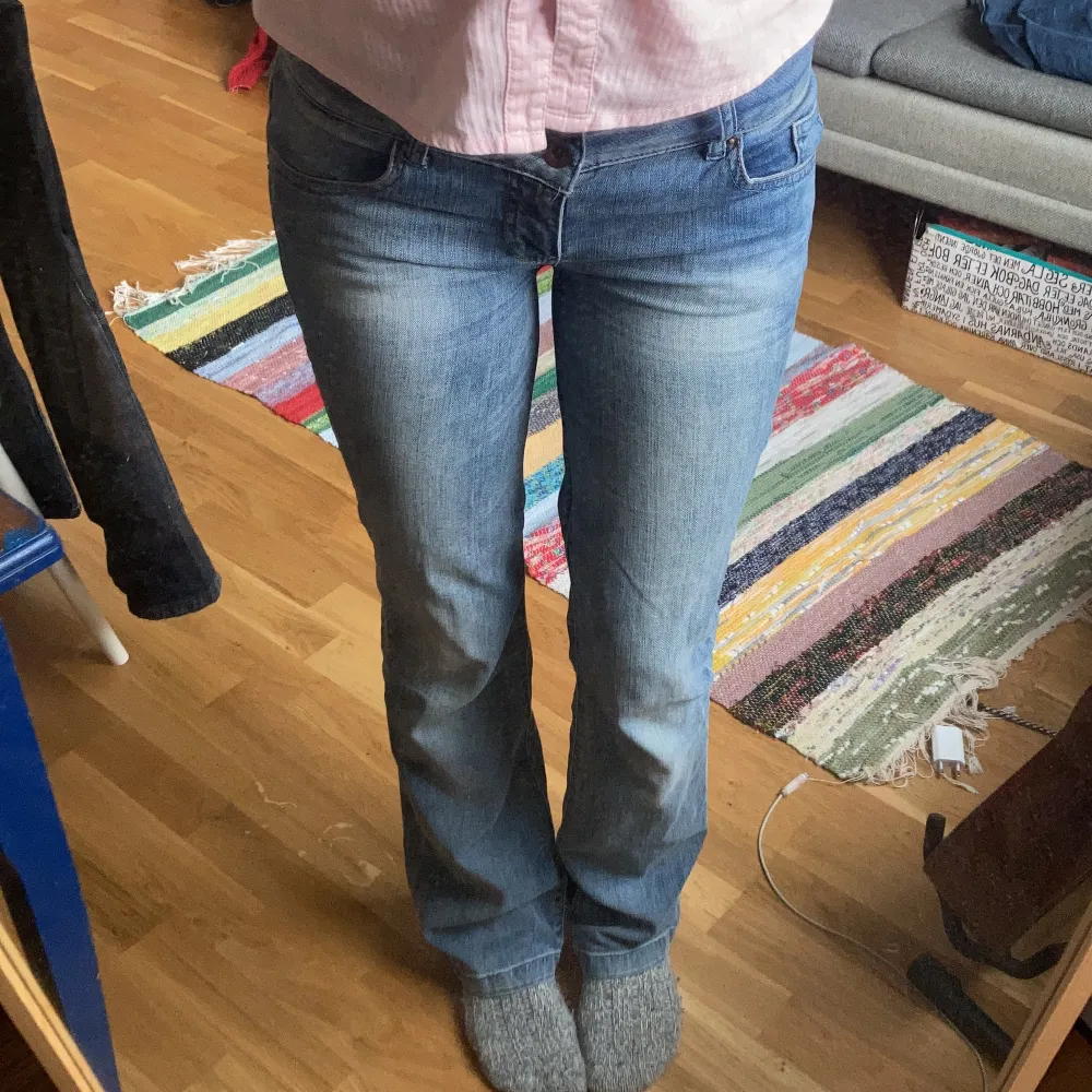 Älskar verkligen dessa jeans men de kommer aldrig till användning! Midjemått är ca 78 cm, men de är sjukt tajta i låren pga omsydda och lite små på mig, skulle säga en xs. Tar emot prisförslag!!!! Frakt ingår ej i priset. Jeans & Byxor.