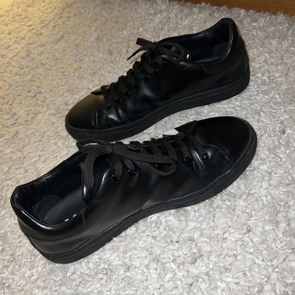 Säljer mina Moschino skor då det bara blivit ståendes i garderoben senaste året. Dom är i fint skick då det inte förbrukats så mycket! Storlek: 43  Nypris 2800kr. Skor.