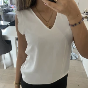 Vit tröja med volanger - Säljer min vita tröja med volanger då jag inte använder den längre.  Skriv för mer bilder eller frågor❤️