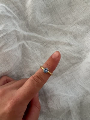 Caroline Svedbom  - Går att justera, ljus blå