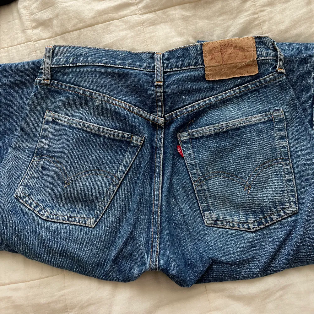 Säljer dessa snygga Levis jeans. Har köpt dem second hand och de har därmed några slitningar (se bild) men inget som syns. Kan varken se modell eller storlek men de är raka med medelhög midja och skulle uppskatta storleken till Xs . Jeans & Byxor.