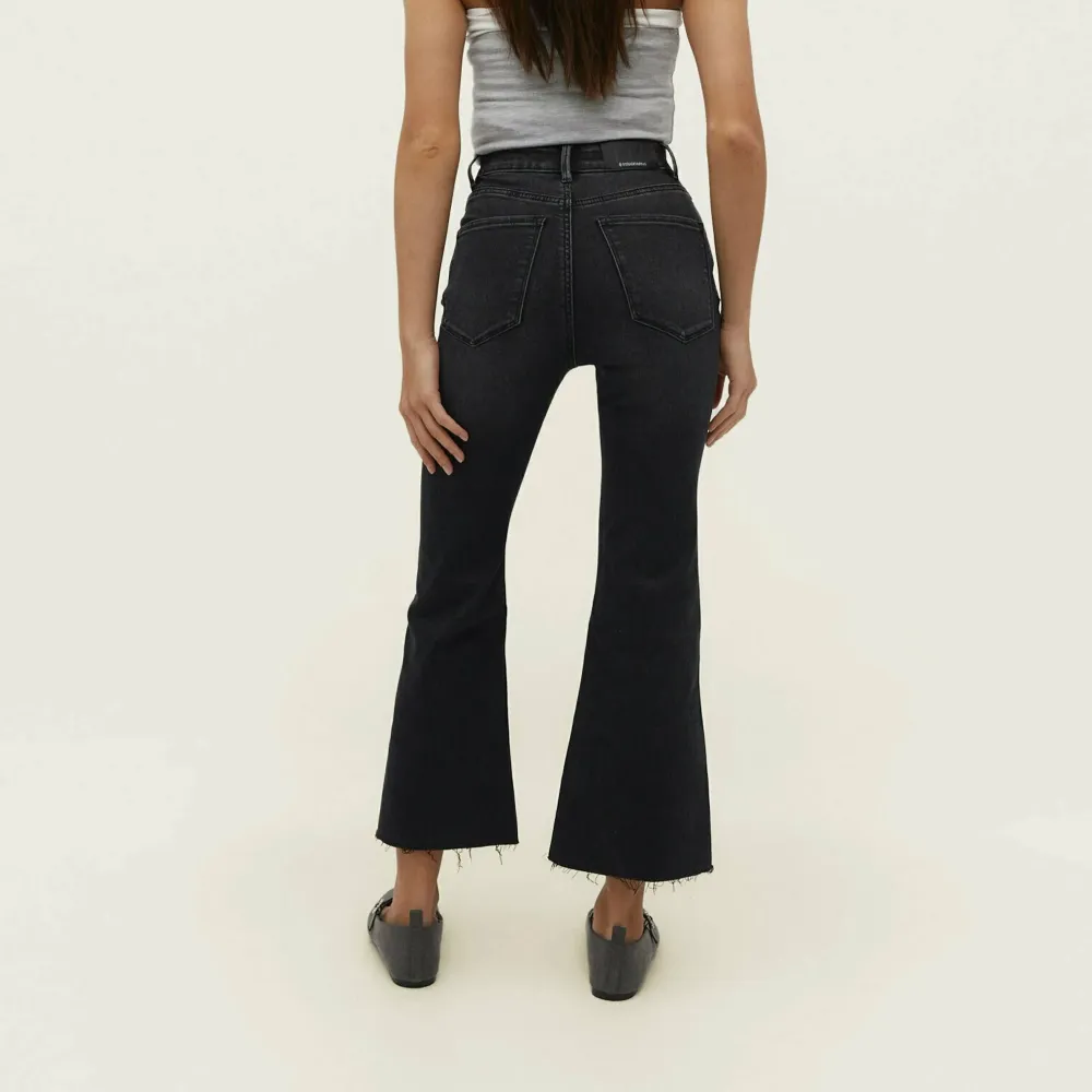 Säljes dessa fina jeans, knappt används. Modellen är Crop Flare. . Jeans & Byxor.