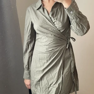 Omlottklänning  - Militärgrön klänning i storlek 38/am