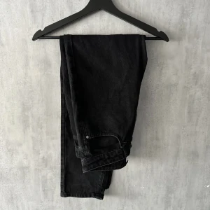 Helsvarta jeans  - Säljer dessa hel svarta jeans ifrån Gina, momjeans. Highwaist och lite spräckliga (bild 3), använda fåtal gånger och fint skick. 