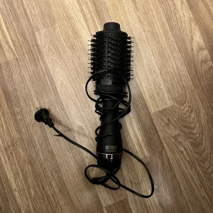 Hot Tools värmeborste - Säljer nu min hot tools värmeborste som endast är använd ungefär 5 gånger. ”Hot Tools Professional, Volumizer Dryer Black Gold” Den är grym, men eftersom jag numera har en dyson så får jag tyvärr inte användning av den. 