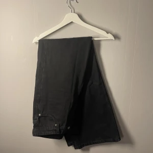 ONLY TALL - Säljer ett par jeans från Only -Tall- Använda någon enstaka gång men var alldeles för stora i midjan för mig! Mid waist, långa på mig som är 176cm😇