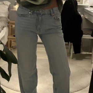 low straight jeans - ginatricot  - de populära jeansen från gina! skulle säga att de är mer mid waist. Jag bär oftast xs/s❣️