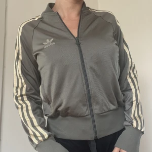 Adidas tröja jacka 36 S vintage - Tröja från adidas i storlek 36 / S Grön med ljus guld/gula ränder 